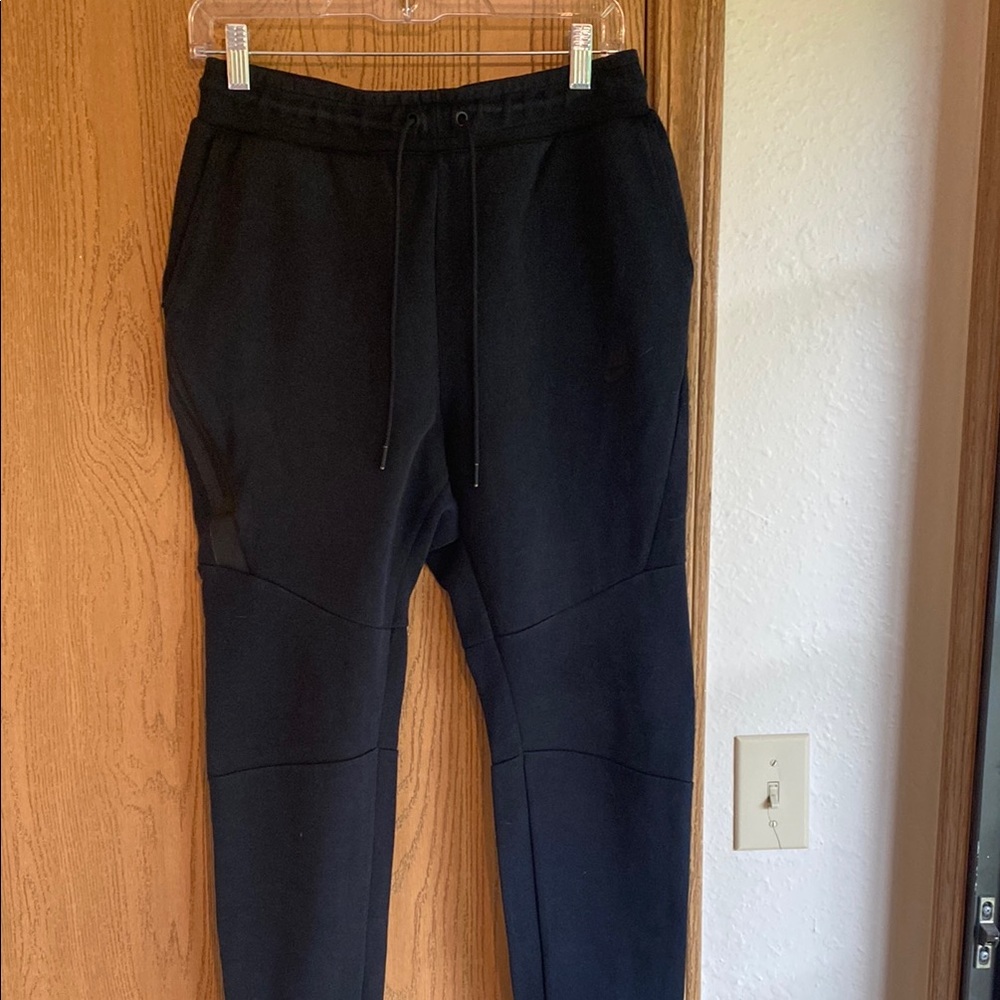 Nike Men's Black Tech Fleece Tapered Joggers